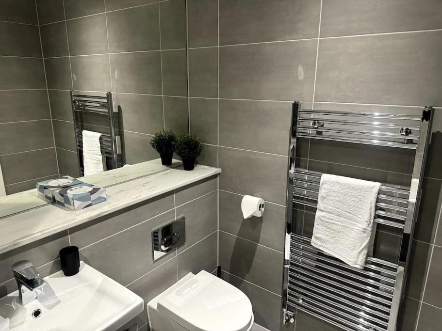Luxury Oaks Suite, Free Private Parking, 2 Bed 2 Bathroom Apartment, Central Solihull Бирмингем Экстерьер фото