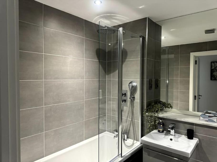 Luxury Oaks Suite, Free Private Parking, 2 Bed 2 Bathroom Apartment, Central Solihull Бирмингем Экстерьер фото
